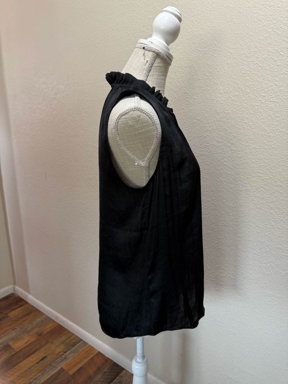 Banana Republic Black Sleeveless Ruffle-Neck Button Front Blouse - Size Small - Picture 6 of 13